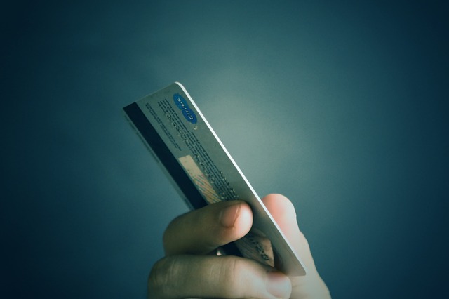 kreditní karta v ruce