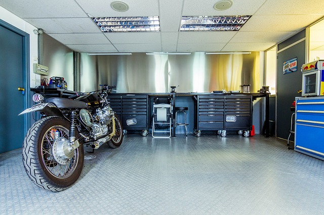 motorka v garáži.jpg