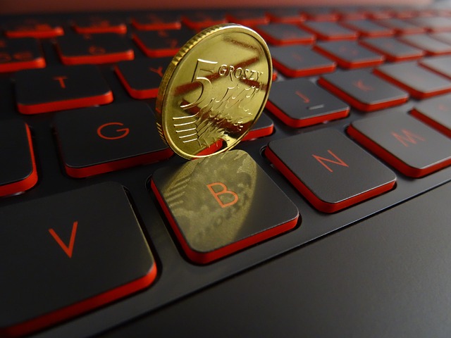 zlatá mince na klávesnici, 5 grošů